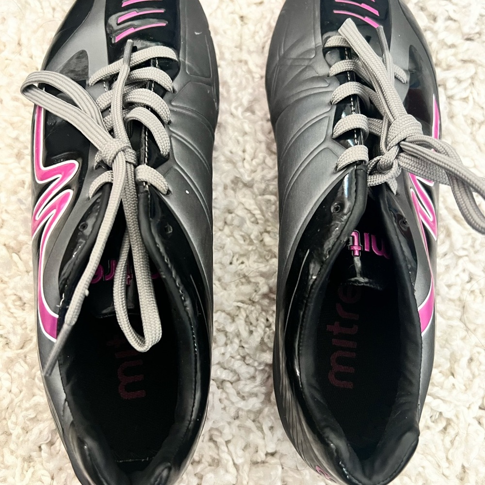 Woman’s soccer cleats. Size 8
